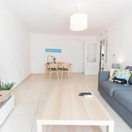 Plaza One-bedroom With Ac Ferienhaus