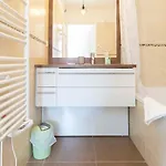 Plaza One-bedroom With Ac 펜션