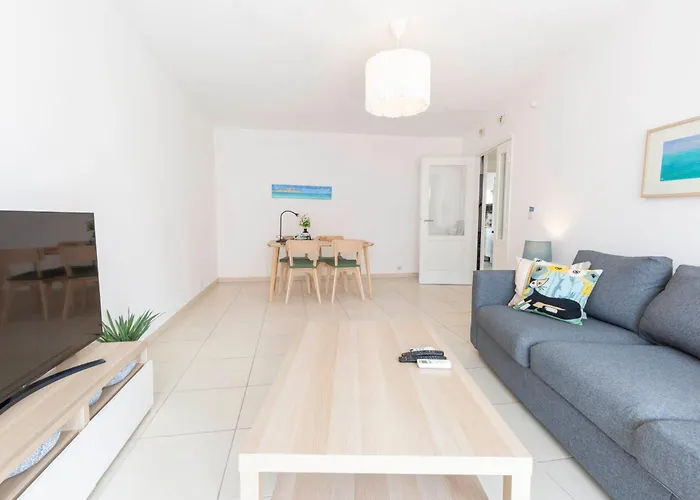 Plaza One-bedroom With Ac 別荘